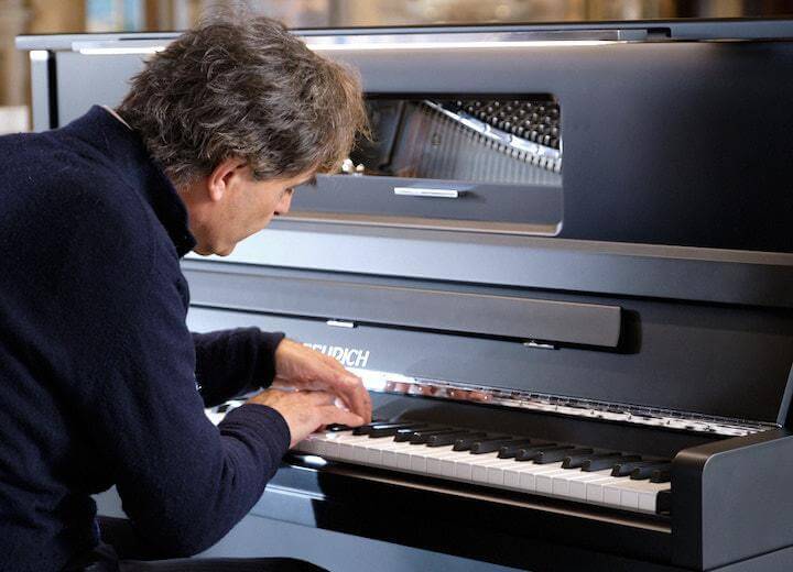弗尔里希123-维也纳钢琴是我们最具创新的立式钢琴，但它的演奏方式真的像三角钢琴吗？
